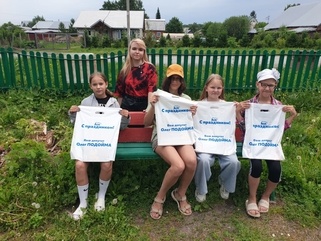 Чтение сказок Пушкина на траве в ДК 